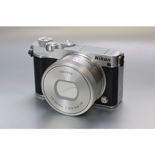 Nikon 1 J5 + 1 Nikkor 10-30mm f/3.5-5.6 VR objektív 03