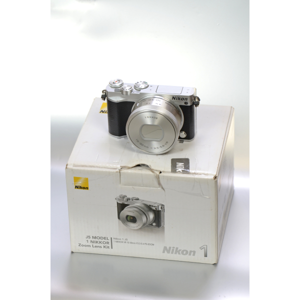 Nikon 1 J5 + 1 Nikkor 10-30mm f/3.5-5.6 VR objektív 07